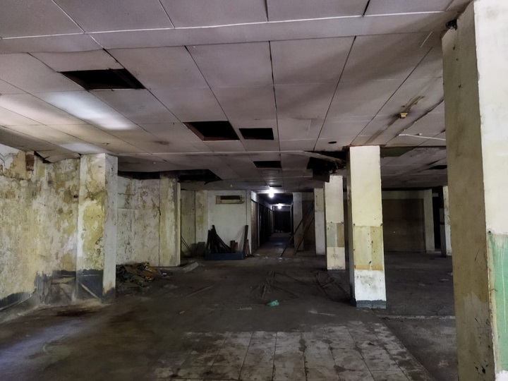 Kondisi Pasar Tunjungan yang sudah sangat parah, hingga tak layak ditempat untuk jual beli. Foto diambil Rabu (29/9/2021).  SP/Sammy Mantolas