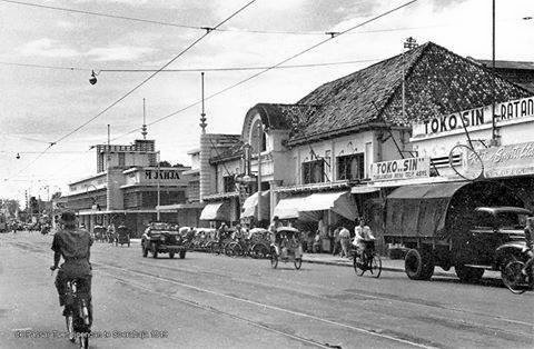 Suasana Jalan Tunjungan di tahun 1949. Di mana, Pasar Tunjungan masih menjadi ikon di Surabaya. 