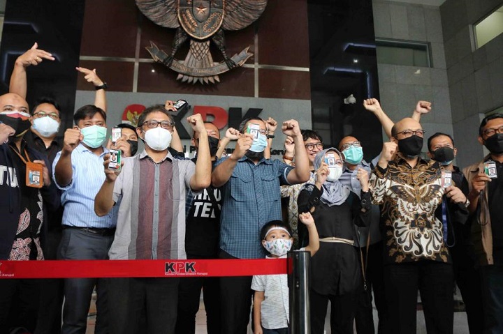 57 pegawai KPK yang dipecat dari lembaga meninggalkan Gedung Merah Putih KPK, Kuningan, Jakarta Selatan, Kamis (30/9/2021). 