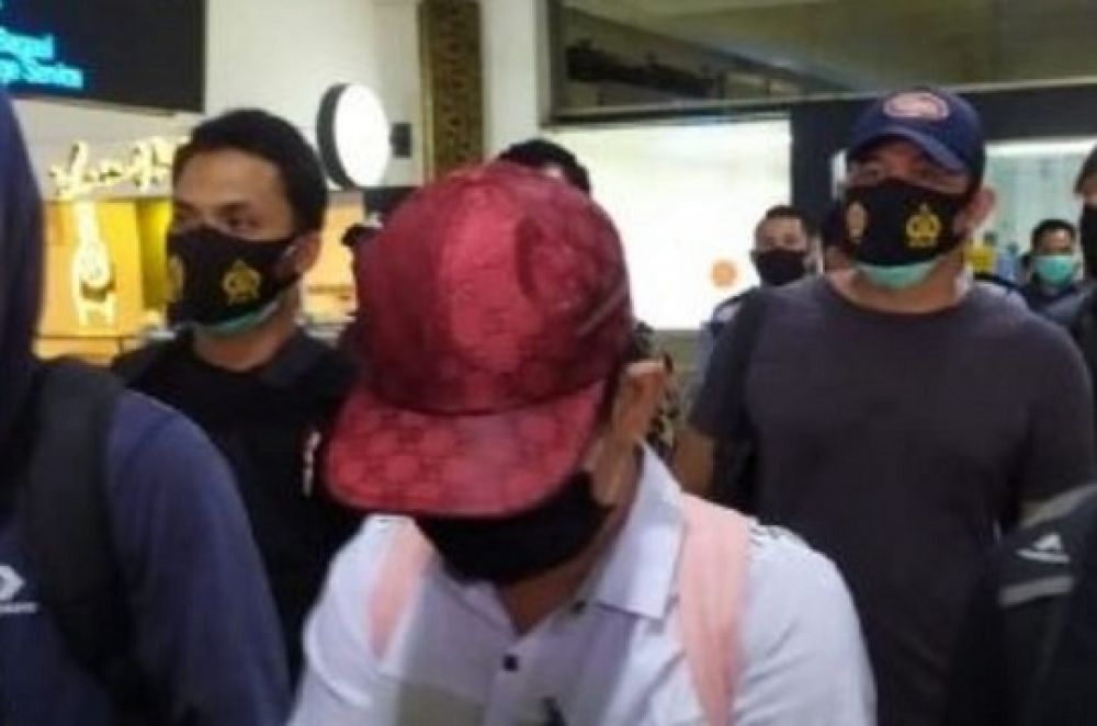 Tersangka Aris (baju tahanan oranya) saat dipamerkan depan wartawan, Jumat (25/9/2020). SP/Septyan