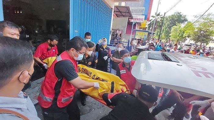 Jenazah korban dievakuasi petugas, Jumat (7/1/2022).