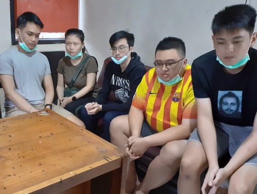 Para tersangka pengeroyokan saat diamankan Polsek Karangpilang, Jumat (16/10/2020) lalu.