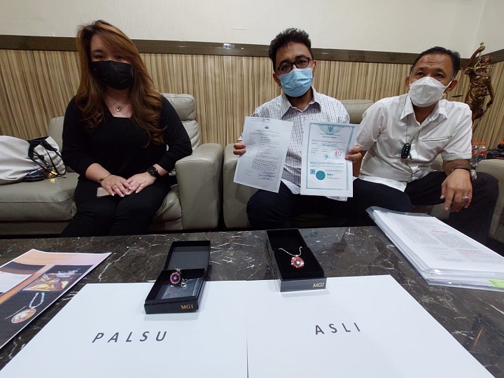 Yohan Wibisono, direktur perusahaan PT Millionare Group Indonesia (MGI) bersama kuasa hukumnya Abdul Malik rilis depan wartawan, Rabu (8/9/2021).