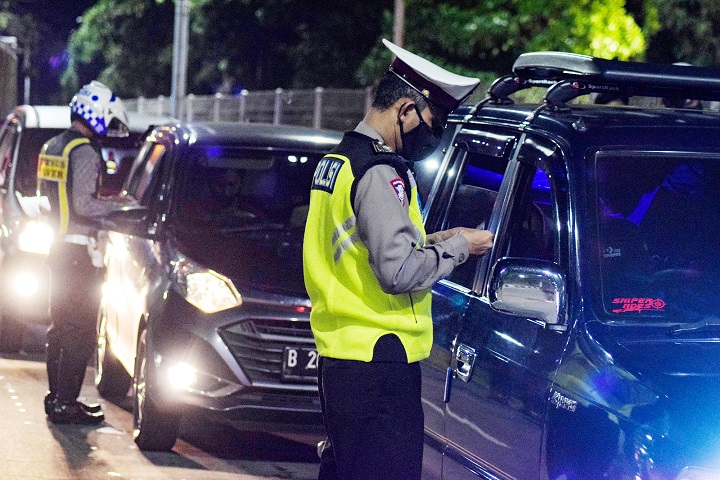 Kendaraan yang melewati Suramadu, diperiksa dan disuruh balik oleh petugas. SP/Patrick