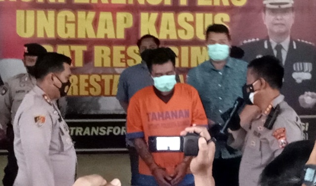 Pelaku dan barang bukti dirilis Mapolresta Sidoarjo, Selasa (21/12/2021). Sp/Sugeng