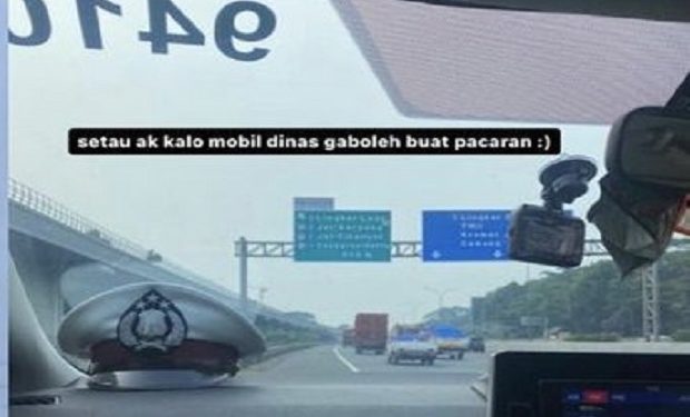 Tangkapan layar video polisi pacaran dalam mobil dinas yang viral.