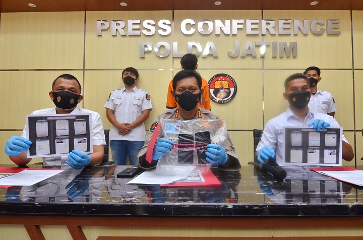 Kabidhumas Polda Jatim Kombes Gatot Replik (tengah) menunjukkan tersangka beserta barang bukti berupa Handphone dan bukti screenshot percapakan. SP/Arlana