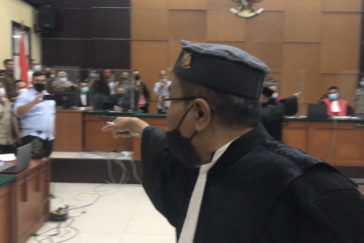 Sidang perdana pokok perkara Rizieq Shihab berlangsung ricuh di Pengadilan Negeri Jakarta Timur (PN Jaktim), Selasa (16/3/2021).