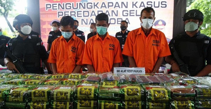 Para tersangka dan barang bukti sabu yang berhasil diamankan polisi.
