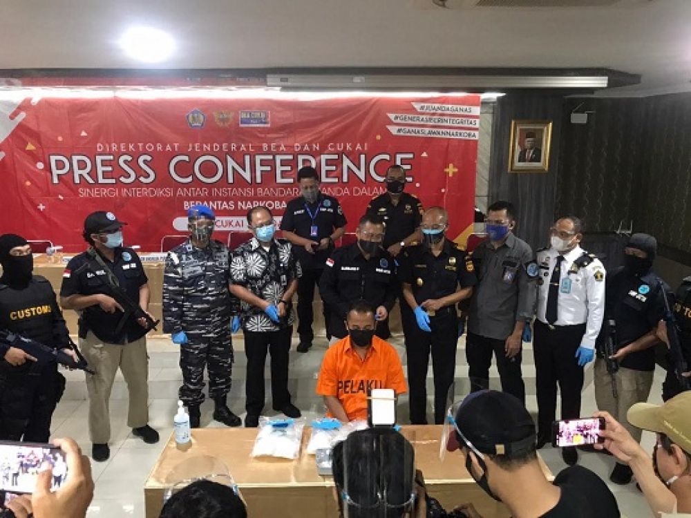 Tersangka dan barang bukti dirilis dalam konferensi pers yang digelar BC Juanda, Jumat (25/9/2020).