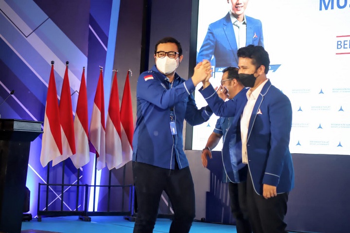 Bayu Airlangga dan Emil Elestianto Dardak bersalaman saat Pembukaan Musda VI Partai Demokrat Jatim, Kamis (20 Januari 2022). SP/Riko Abdiono