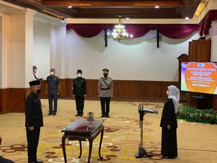 Khofifah saat melantik PJ Sekdaprov Jatim Baru Wahid Wahyudi, Rabu (12/1/2022).