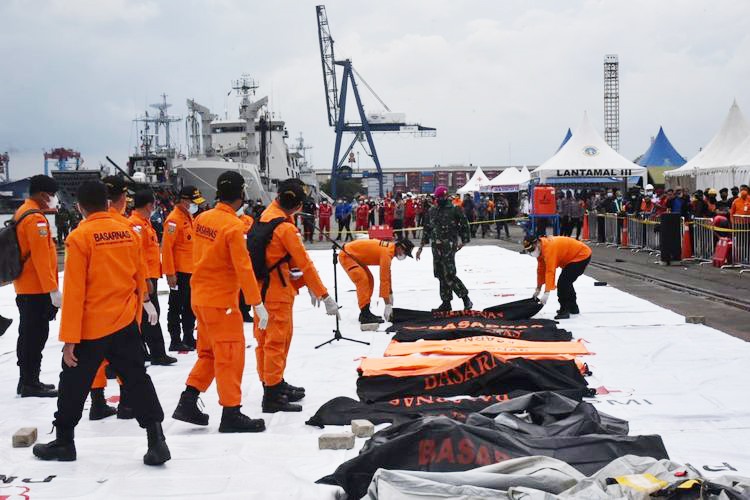 Petugas menunjukkan beberapa jenazah korban jahnya pesawat Sriwijaya Air