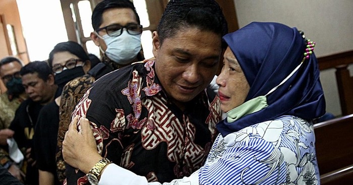 AKP Stepanus Robin Pattuju dipeluk oleh seorang wanita usai divonis 11 tahun penjara.