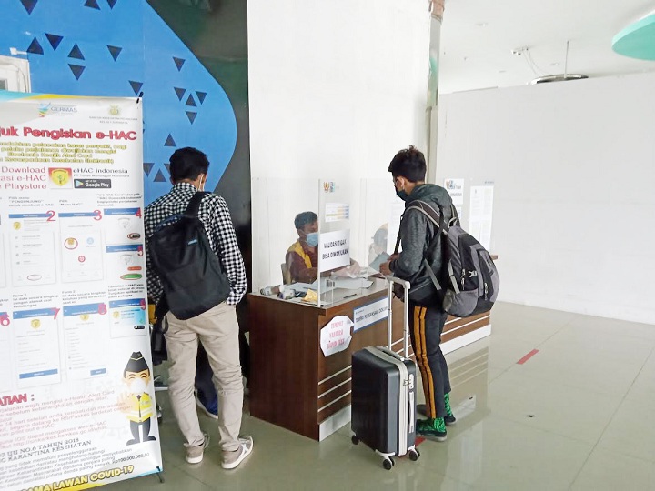 Penumpang saat mevalidasi surat bebas covid-19 di terminal GSN Pelabuhan Tanjung Perak. SP/Sem.
