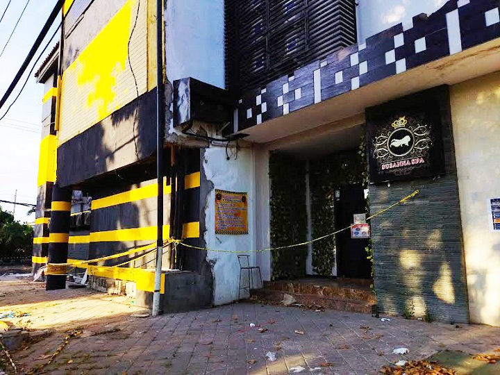 Susanna Spa masih disegel petugas, Senin (6/9/2021) karena kedapatan beroperasi dan menciptakan kerumunan pada Sabtu (4/9/2021). SP/Sammy Mantolas