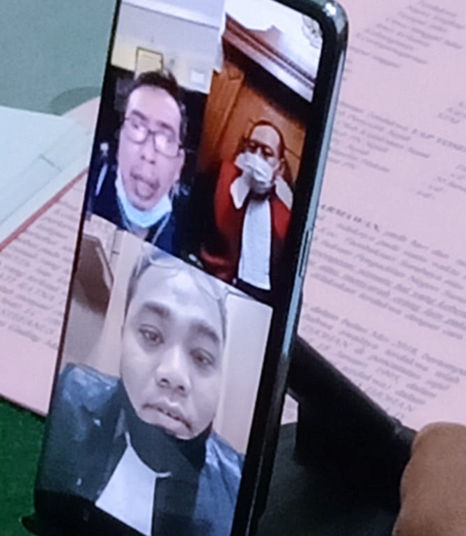 Terdakwa Yap.Yosep Darmawan (dalam HP kiri atas), menjalani sidang  diruang Tirta, PN.Surabaya, secara Vidio call, Senin (21/02/2022). SP/Budi Mulyono