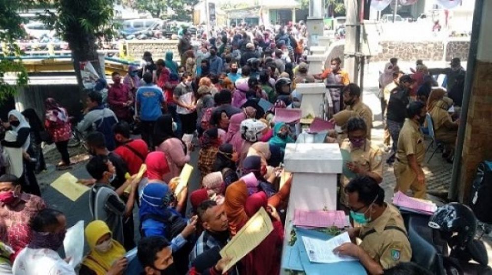 Para pelaku UMKM saat antri penyerahan pengajuan di Dinas Koperasi dan Usaha Mikro Jombang. SP/M. Yusuf