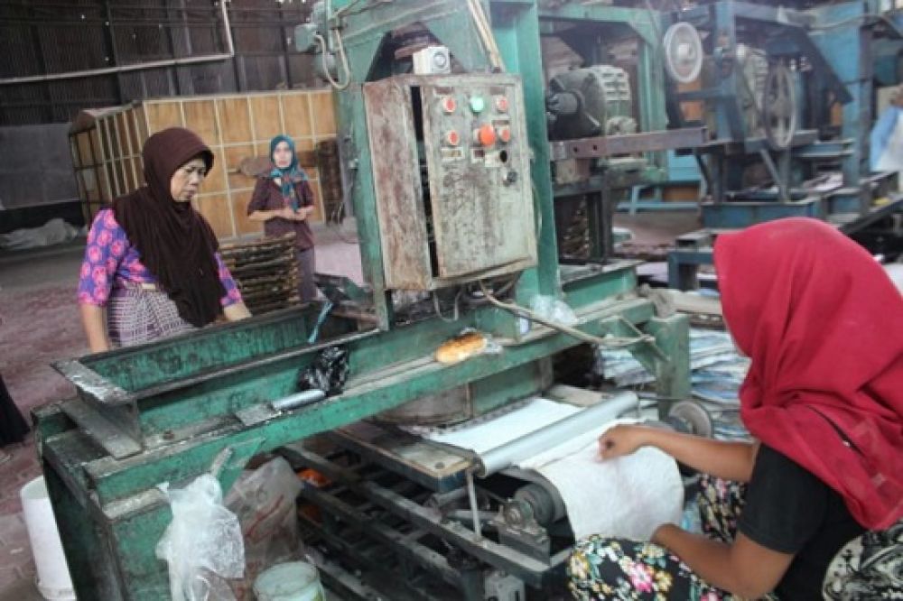 Suasana produksi UMKM bidang usaha krupuk di Sidoarjo, Selasa (1/9/2020). SP/sugeng