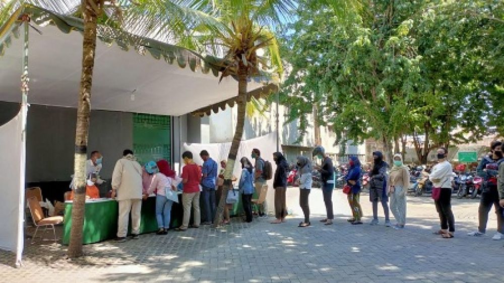 Antrian panjang peserta Rapid test di Rumah Sakit Husada Utama (RSHU) Surabaya, Jumat (3/7/2020).