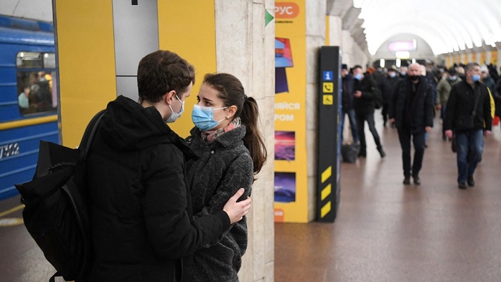 Sejoli warga Ukraina berpelukan saat akan berangkat mengungsi untuk menyelamatkan diri dari invasi Rusia, Kamis (24/2/2020). 