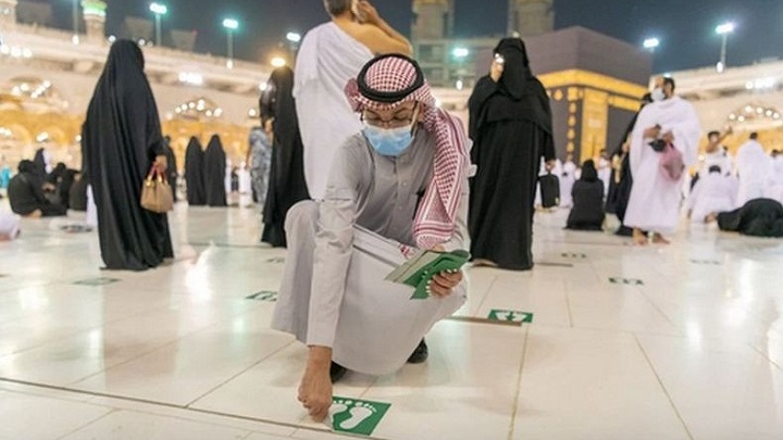 Menyambut jamaah umroh dari seluruh dunia, kemarin, para pekerja melepas stiker posisi sholat di Masjidil Haram dan Masjid Nabawi. Ini menandai berakhirnya aturan jarak 1 sampai 2 meter di antara jemaah yang diberlakukan sejak tahun lalu.