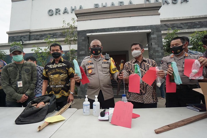 Polisi menunjukan barang bukti pasca kerusuhan yang terjadi saat demo tolak UU Cipta Kerja di Surabaya.  SP/Julian Romadhon