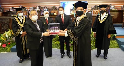 Serah terima bibit vaksin dilakukan secara simbolis dari Rektor Universitas Airlangga, Prof. Dr. Mohammad Nasih, SE., MT., Ak. kepada Direktur PT Biotis, FX Sudirman di Aula Gedung Garuda Mukti pada Selasa (9 November 2021).