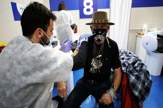 Seorang pria disuntik vaksin untuk melawan virus corona baru di Israel.