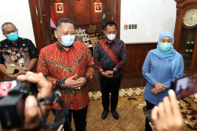 Gubernur Jatim, Khofifah Indar Parawansa, menerima Plt Wali Kota Surabaya, Whisnu Sakti Buana, di Gedung Negara Grahadi, Surabaya, Jumat (25/12).