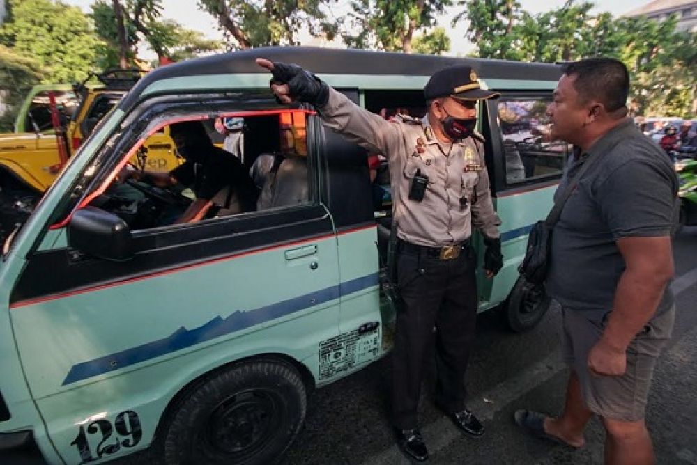Pria yang mengaku anggota Polri ini melawan saat terjaring  Operasi Yustisi, Senin (14/9/2020). SP/Julian Romadhon