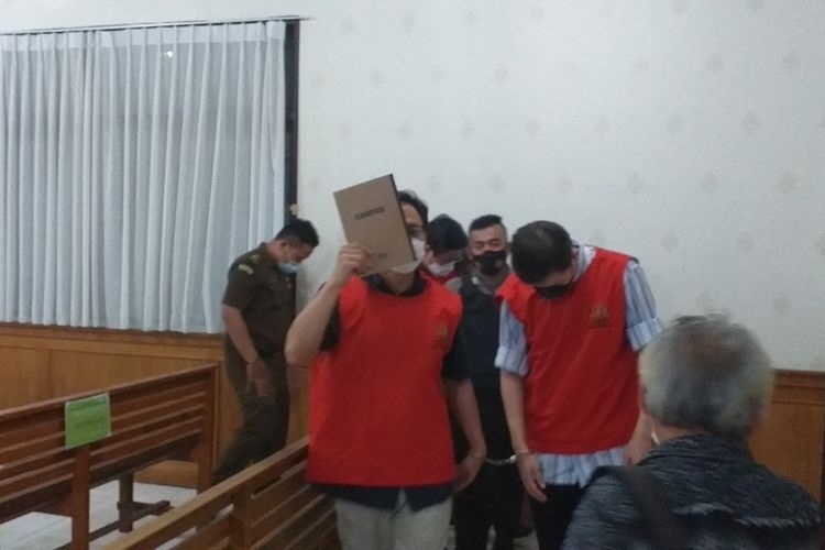 Para terdakwa kasus investasi bodong PT Fikasa Group saat digiring petugas keluar dari ruangan sidang di PN Pekanbaru