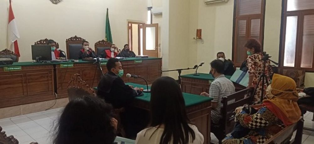 Suasana para ahli waris PT Zangrandi Prima, sebelum membacakan putusan oleh para majelis hakim, di PN Surabaya, Selasa (25/8/2020). SP/budi mulyono