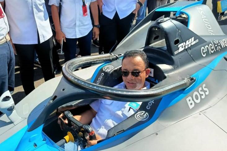 Gubernur DKI Anies Baswedan saat menjajal salah satu mobil Formula E yang berlaga di Sirkuit Ancol Jakarta