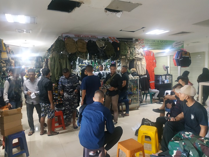 Suasana stan Pasar Turi Baru di Lantai 1 Blok C, yang berjualan seragam dipadati pembeli, Minggu (31/7/2022).