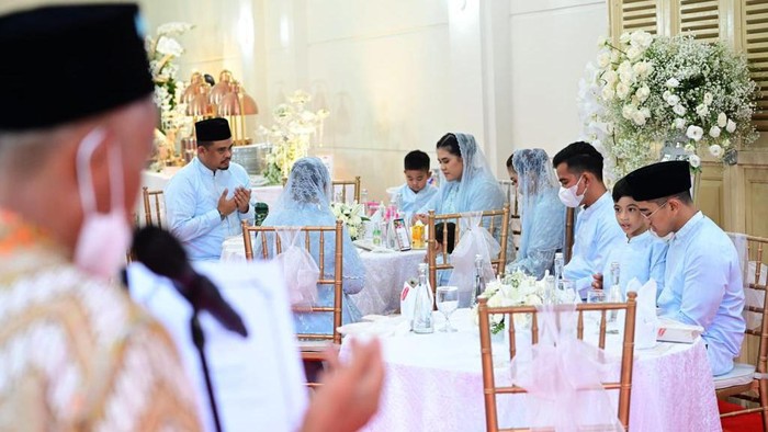 Momen pengajian di kediaman keluarga Kaesang, Kamis (8/12/2022) mengawali rangkaian royal wedding Kaesang-Erina yang akan digelar Sabtu esok.