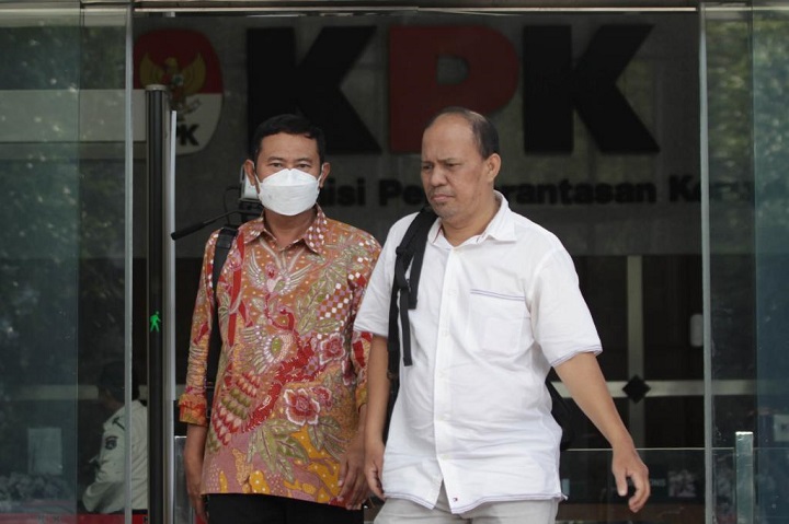 Bupati Lamongan Yuhronur Efendi saat keluar dari Gedung KPK, Kamis (19/10/2023) kemarin.