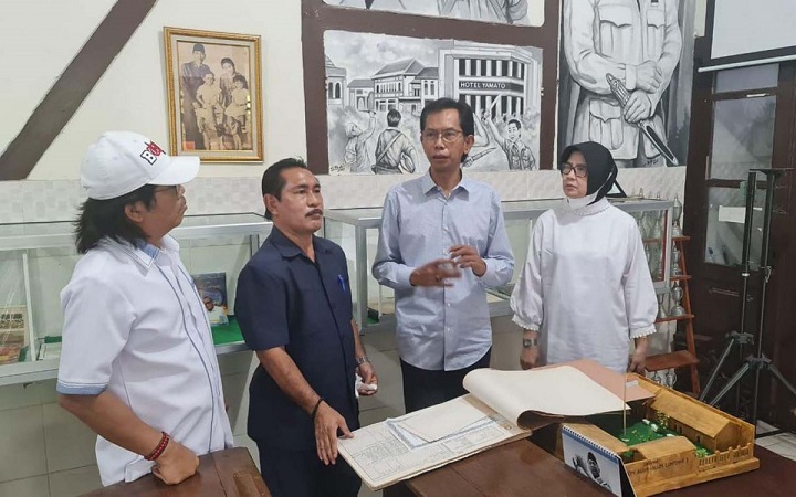 Plt Kepala Sekolah SDN Alun-alun Contong Surabaya saat menunjukkan bukti sejarah bahwa ayah Soekarno pernah mengajar kepada Ketua DPC PDIP Surabaya Adi Sutarwijono.