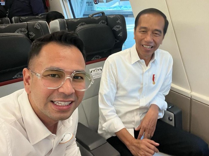 Raffi Ahmad mendapat kesempatan duduk di samping Jokowi saat perjalanan menuju Stasiun Padalarang dengan menggunakan Kereta Cepat Jakarta-Bandung.