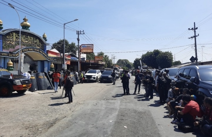 Ratusan personel gabungan Polri memblokade dan menutup setiap pergerakan Ponpes Shiddiqiyyah di Desa Losari, Ploso, Jombang, Kamis (7/7/2022). 