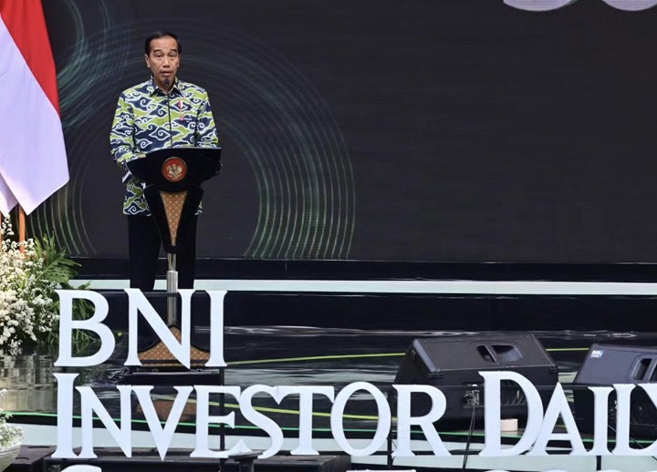 Momen Presiden Joko Widodo saat membuka BNI Investor Summit 2023 didampingi Menteri Keuangan Sri Mulyani dan Gubernur BI Perry Warjiyo, di Jakarta, Selasa (24/10/2023).