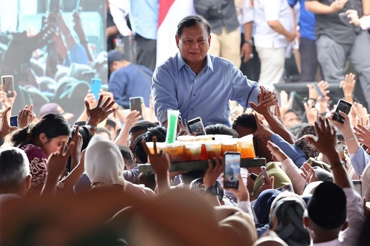 Prabowo Subianto, capres nomor urut 2, menyapa para pendukungnya di Tasikmalaya, Jawa Barat