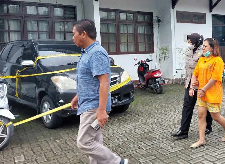 Ika Esthi Nuhgraheni, janda asal Ngawi mengenakan rompi orange, dibekuk setelah ketahuan membawa kabur 15 motor dan 1 mobil untuk dijual ke penadah.