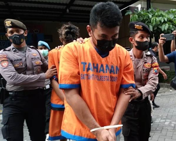 Muhammad Fizkir Abilfida Ismail (MFAI) alias Pipit saat digelandang petugas. 