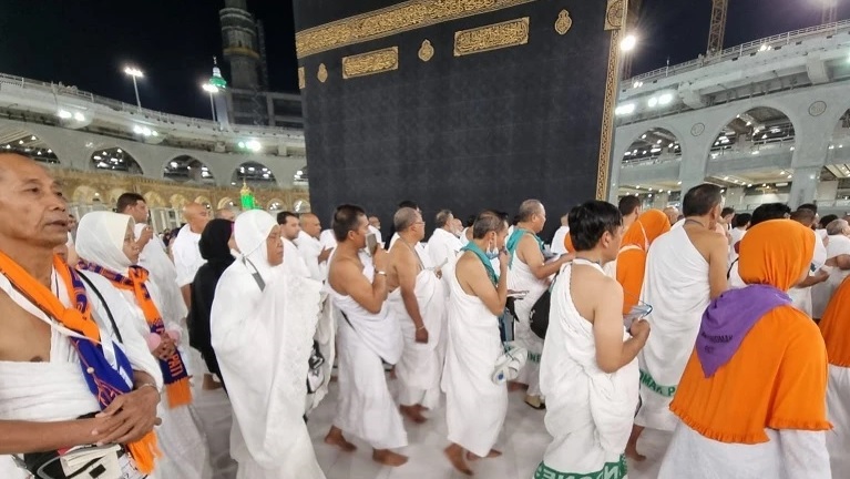 Rombongan calon jamaah haji (CJH) Indonesia di Mekkah mulai menjalani ibadah umroh. Mereka akan berada di Mekkah hingga puncak haji 7-9 Juli mendatang.