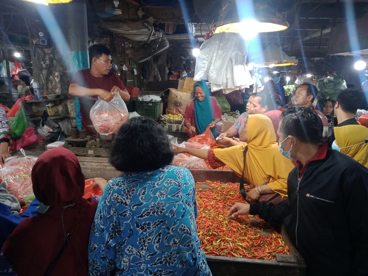 Pembeli memburu cabai rawit merah di Pasar Keputran Surabaya, yang harganya semakin pedas hingga menembus Rp 100 ribu per kilogramnya.
