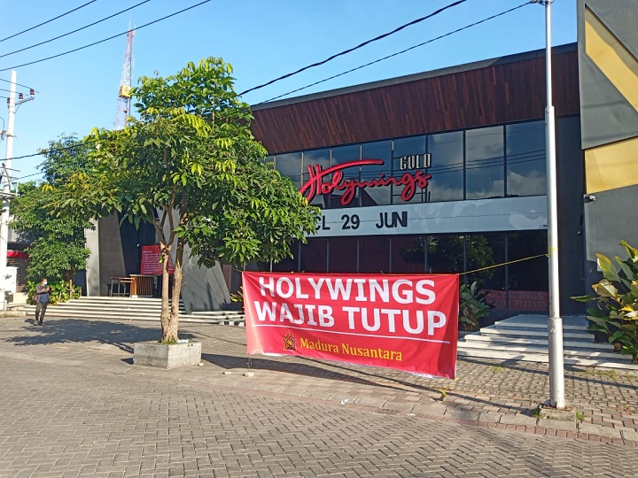 Salah satu cabang Holywings di Jalan Basuki Rahmat Surabaya, yang digeruduk oleh ormas Madura Nusantara yang meminta seluruh cabang Holywings di Surabaya ditutup.