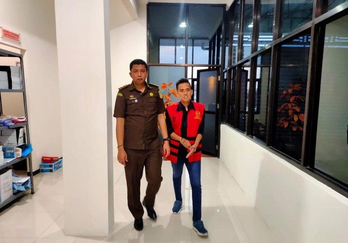 Salah satu tersangka yang diamankan Kejari Bangkalan. 