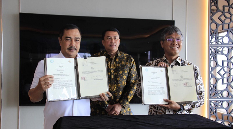 Kabareskrim Polri Komjen Agus Andrianto bersama Ketua Komisi Hukum dan Perundang-undangan Dewan Pers Arif Zulkifli menandatangani PKS soal Perlindungan Kemerdekaan Pers.