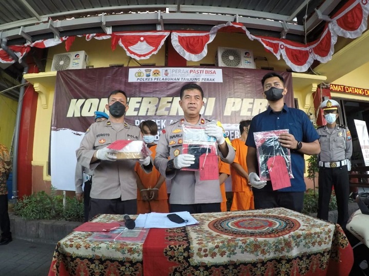 Polsek Asemrowo menunjukkan barang bukti penungkapan komplotan curanmor yang dibekuk di kawasan Pergudangan Margomulyo, Kamis (30/6/2022).